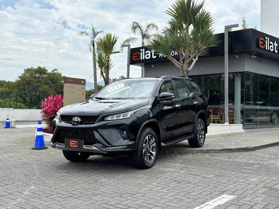 TOYOTA HILUX SW4 2.8 D-4D TURBO DIESEL DIAMOND 7L 4X4 AUTOMÁTICO